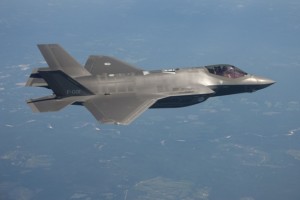 military-jet-1070613_640